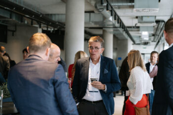 Menschen in Businesskleidung unterhalten sich